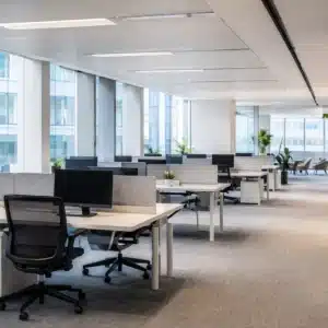 Czyste biuro open space jako efekt sprzątania po sobie w pracy