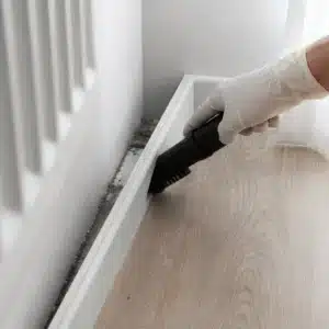 Czyszczenie trudno dostępnych miejsc za grzejnikiem w domu