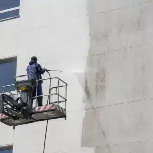 Czyszczenie elewacji budynku myjką ciśnieniową z podnośnika